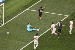新西蘭1-0領先伊朗！伊利亞·賈斯特抽射破門，伍德胸部做球助攻