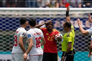 0-0伊朗！庫(kù)爾圖瓦談紅牌：他們應(yīng)該早點(diǎn)回傳給我 世界杯就是這樣