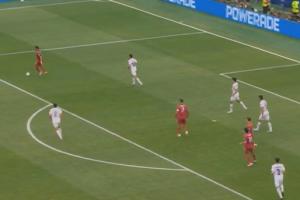 C羅積極上搶，斷下門將大腳！隨后他連續挑球后轉身射門被撲