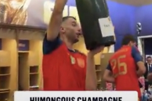 美酒配冠軍，西班牙隊在更衣室用一瓶超大號的香檳慶祝世界杯奪冠